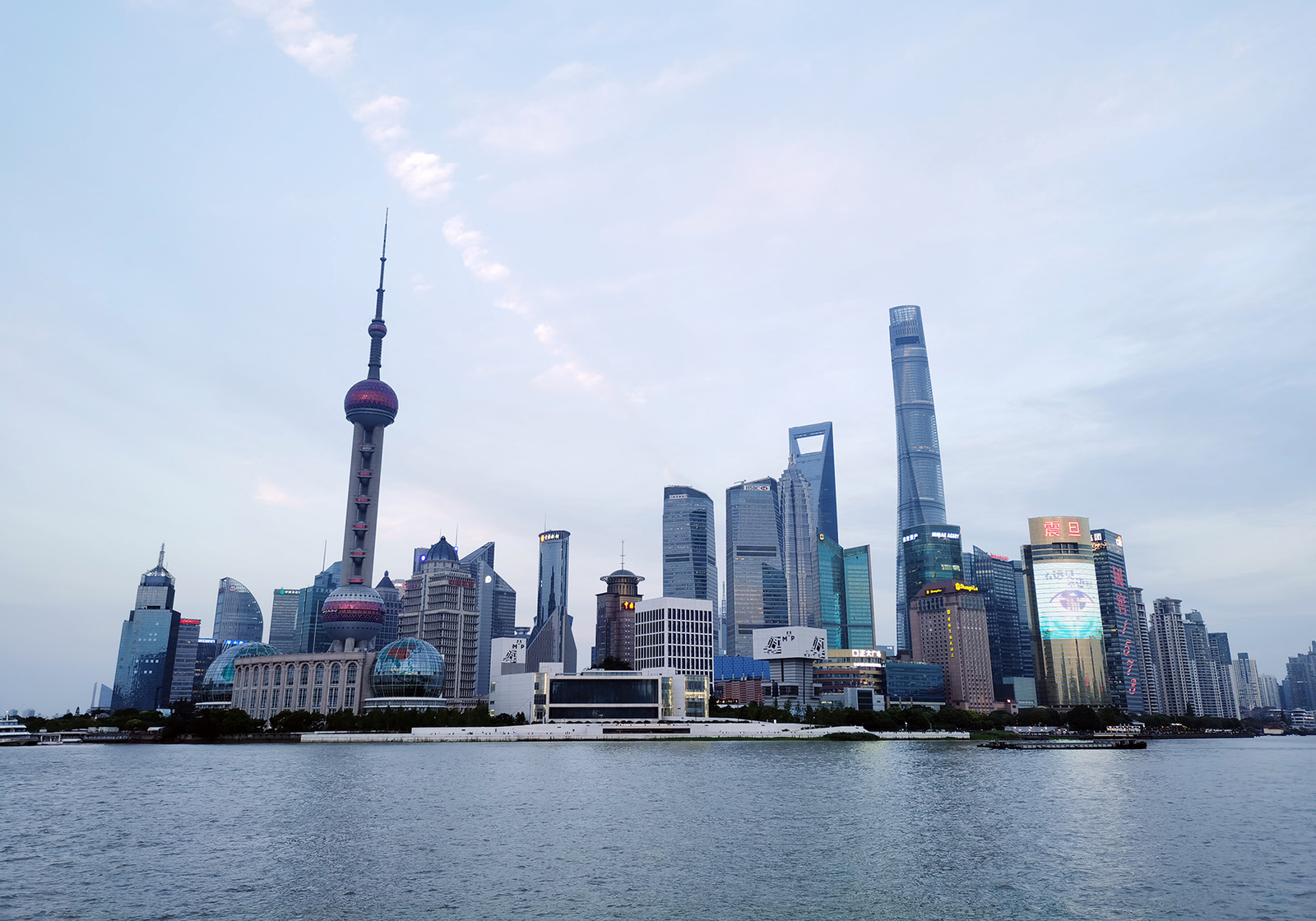 每经数读｜前8个月一线城市TOP10楼盘合计销售近2000亿元，上海反超深圳重回榜首