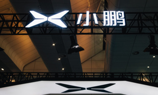 预计2026巴黎车展披露最新案例！小鹏正与更多车企洽谈技术合作 何小鹏：今年起自研电池但不做电芯
