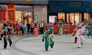 非遗文化新展现丨我在英歌舞的鼓点里，遇见了5位“机甲舞者”