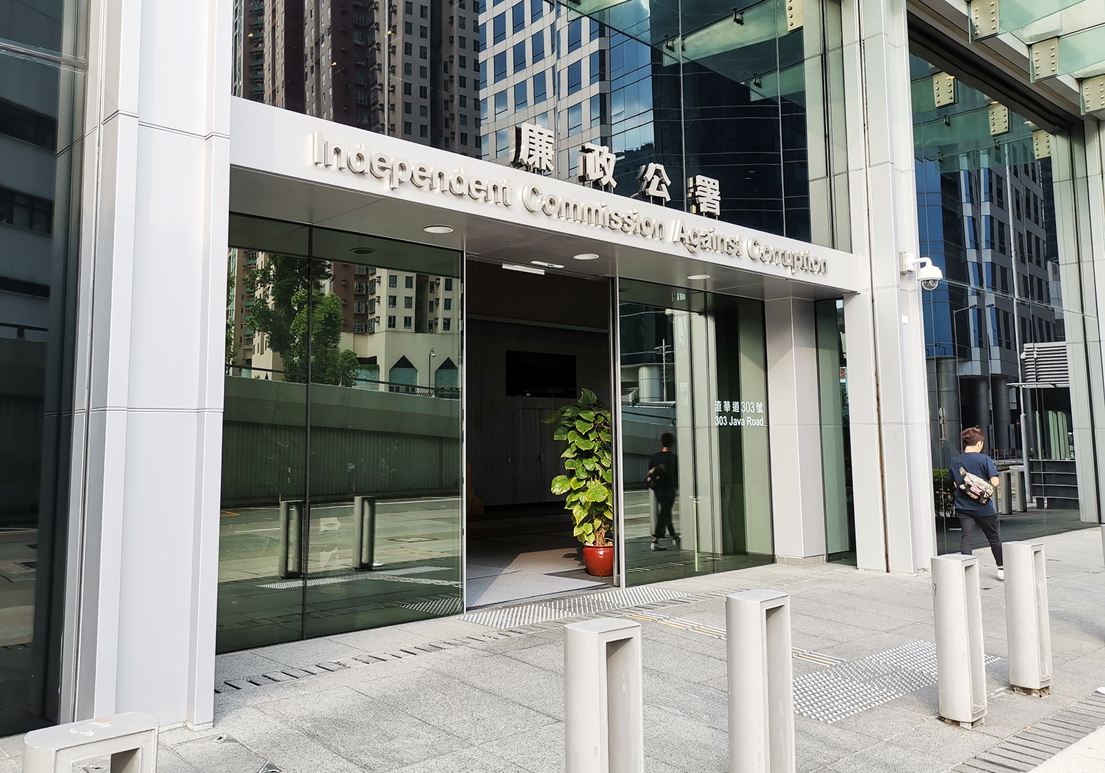 独家｜绿城中国前主席张亚东涉嫌受贿案细节曝光：调查始于年中举报，其已获准以100万港元保释