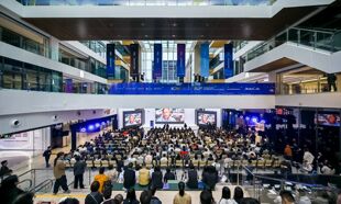 大模型抢跑、AI幻觉冲击科研生态：诺奖、图灵奖得主共议人机协作秩序重构
