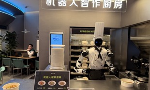 机械臂掌勺、机器人炒菜：京东七鲜小厨首家“无人后厨”落地，餐饮业效率革命要来了？